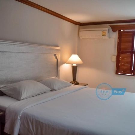 Le Tanjong House Hotel Patong Bagian luar foto